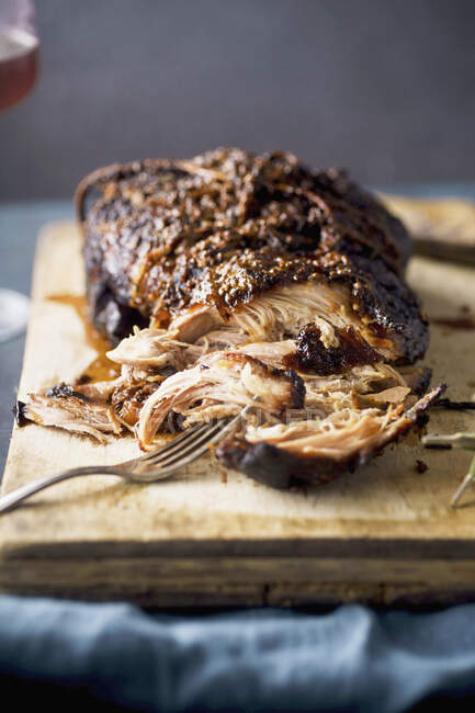 Langsam gekochtes Schweinefleisch mit Zuckerglasur auf Holzplatte — Stockfoto