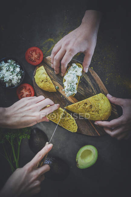 Avocat et pain de curcuma au fromage à la crème feta — Photo de stock