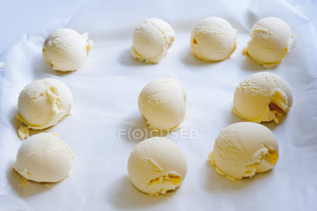 Bolas de helado de vainilla - foto de stock