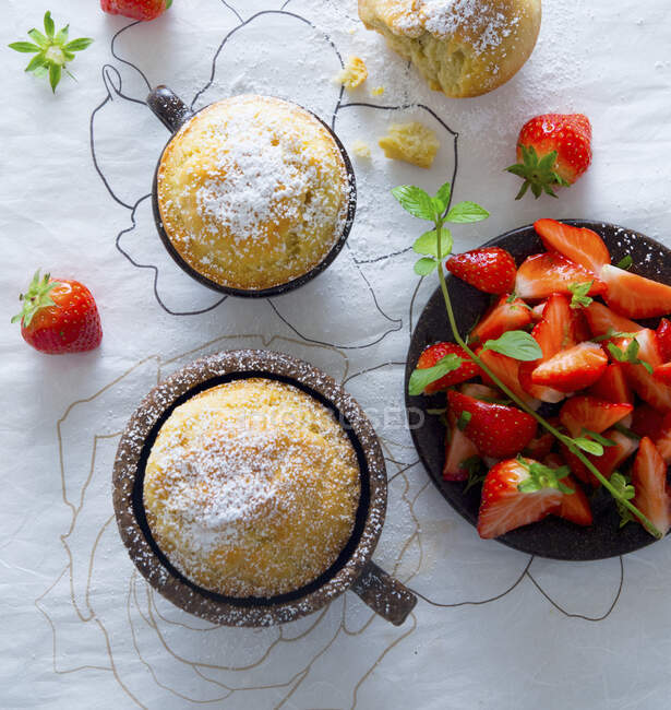Becher Kuchen mit Erdbeeren — Stockfoto