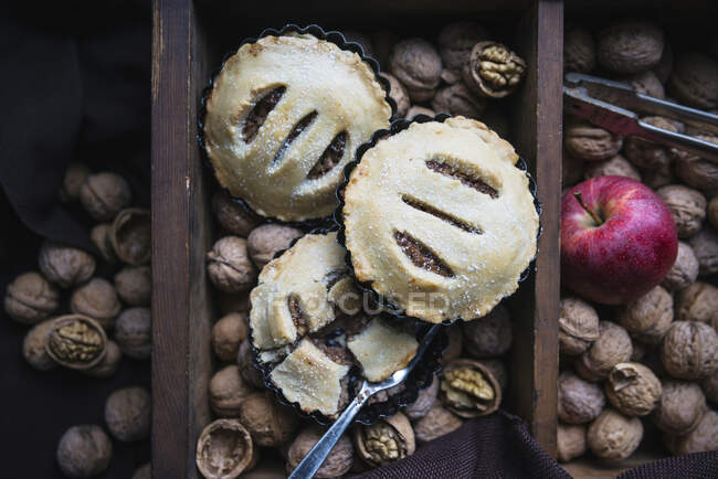 Vegan walnut and apple tartlets — Stock Photo