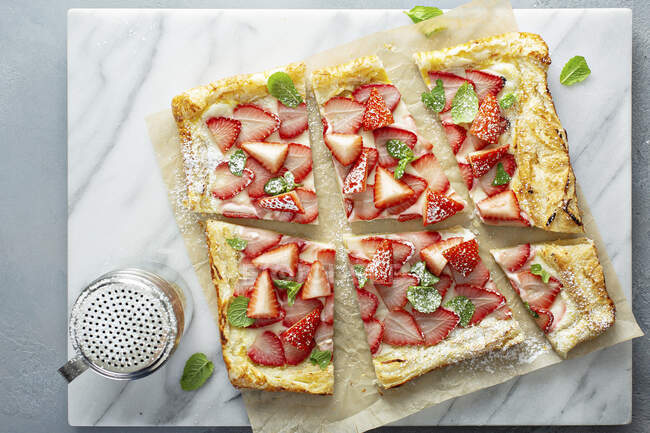 Süße Torte auf Blätterteig mit Frischkäse und Erdbeere — Stockfoto