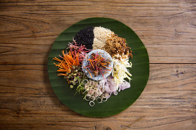 Kao Yam: рис салат з різними інгредієнтами (Таїланд).) — стокове фото