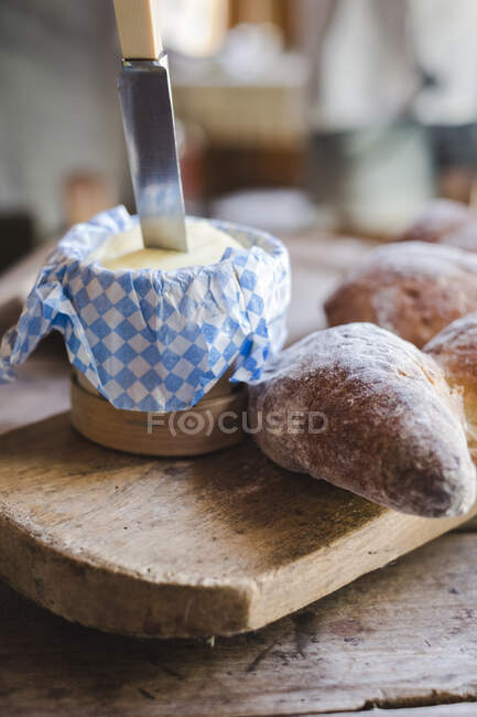 Plan rapproché de délicieux pain et beurre frais — Photo de stock