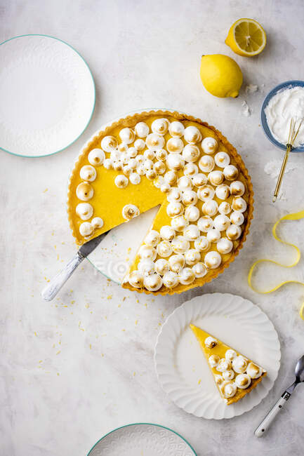 Close-up shot of delicious Lemon tart with Italian meringue — Stock Photo