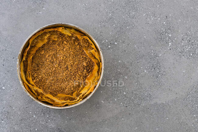 Ciotola di gustosa curcuma in polvere fatta in casa su sfondo grigio — Foto stock