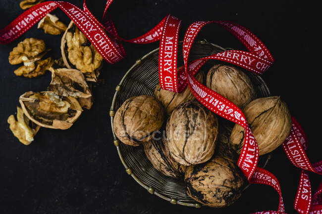 Орехи с рождественской лентой — стоковое фото