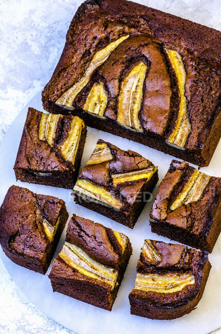 In quadratische Stücke geschnitten Brownie mit Schokolade und Banane — Stockfoto
