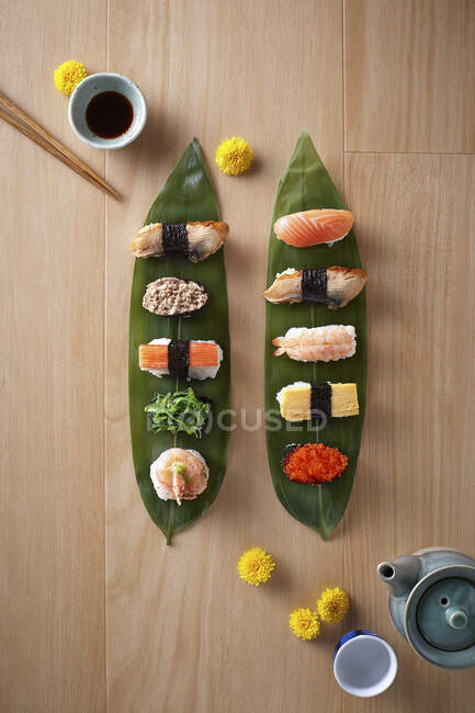Bandeja de Sushi servida en hojas de Sasa - foto de stock