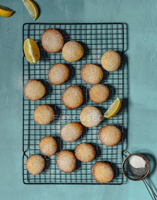 Zitronenplätzchen mit Fruchtscheiben und Zuckerpulver im Sieb — Stockfoto