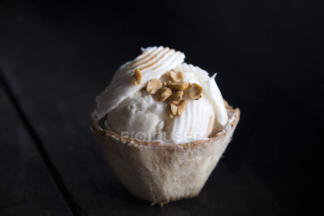 Glace à la noix de coco servie dans une coque de noix de coco — Photo de stock