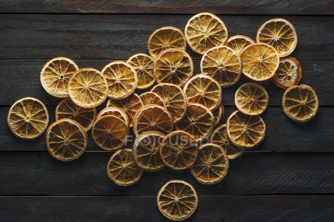 Primo piano di deliziose fette di arancia essiccata — Foto stock