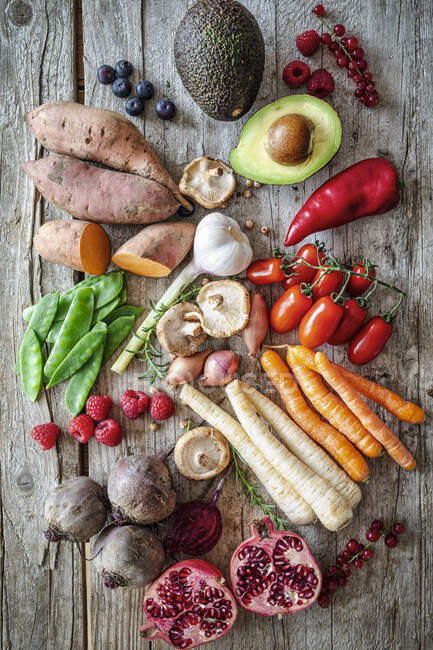 Un arreglo de verduras, setas y frutas (visto desde arriba) - foto de stock