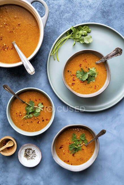 Червоний сочевичний суп з чилі та кінзою — стокове фото