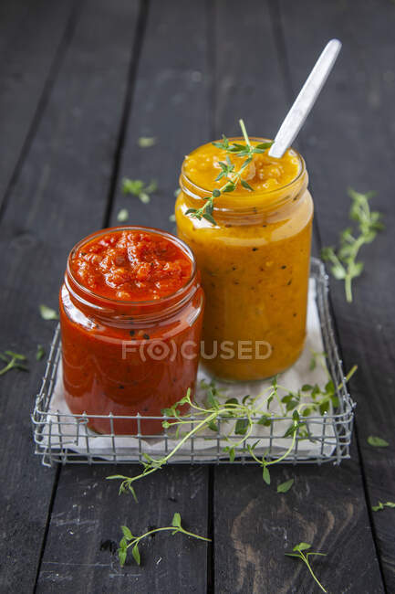Red and yellow pepper cream with thyme — Stock Photo