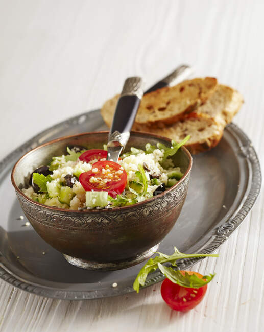 Couscous salad with rocket, olives and toasted bread — Stock Photo