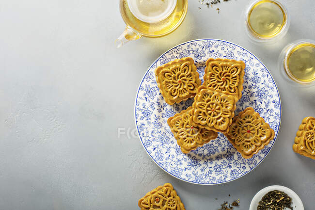 Traditional Chinese mooncakes for mid autumn festival with egg yolk and bean paste filling overhead view — Stock Photo