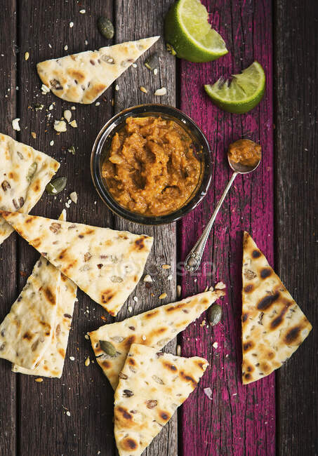 Caramelized onion fava bean dip with flat bread — Stock Photo