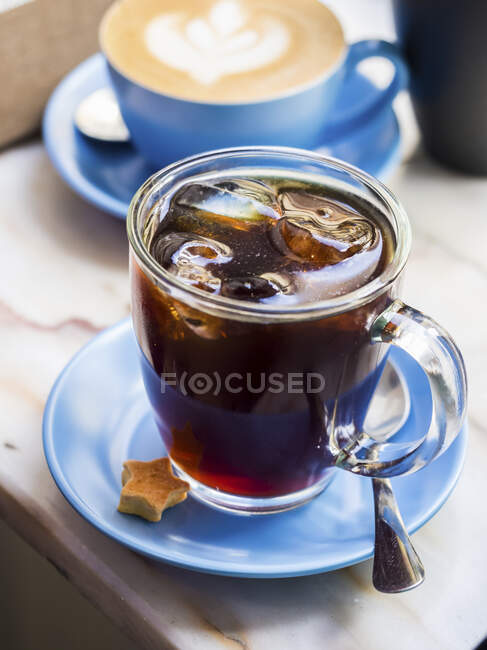 Caffè freddo in tazza di vetro — Foto stock