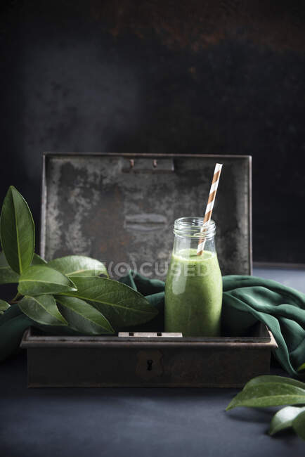 Frullato verde vegano con banane, pesche, broccoli e spinaci — Foto stock