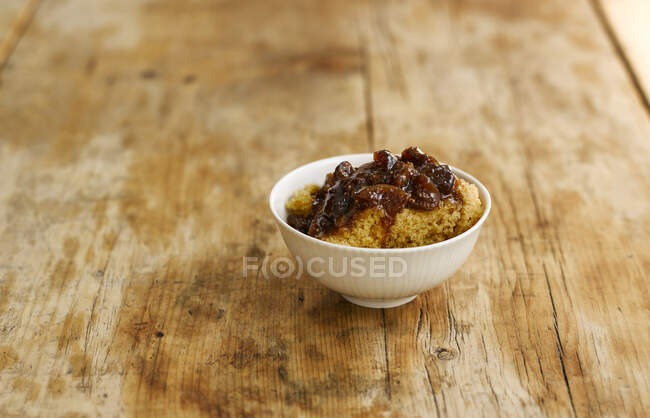 Sponge pudding with caramelised figs in a bowl — Stock Photo