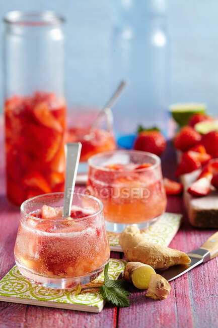 Punch de fraises au gingembre et feuilles de menthe — Photo de stock