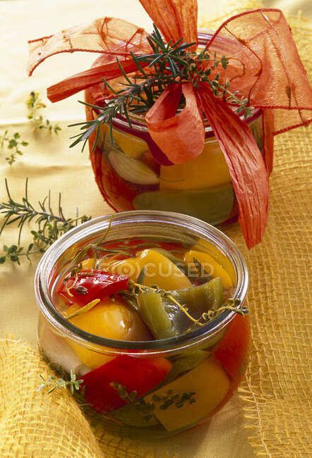 Pimentos em conserva com alecrim e tomilho em frascos como presente — Fotografia de Stock
