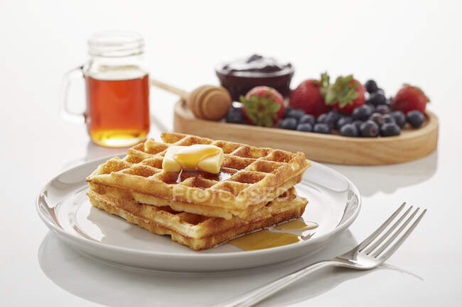 Sabor de baunilha Waffles com manteiga e mel — Fotografia de Stock