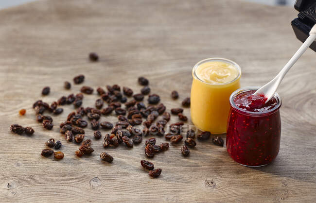 Close-up shot of delicious Lemon curd and raspberry jam — Stock Photo