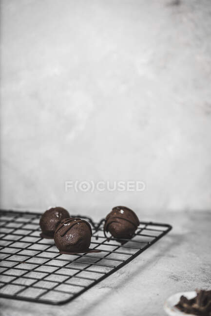 Caramelos de chocolate sobre un fondo blanco - foto de stock