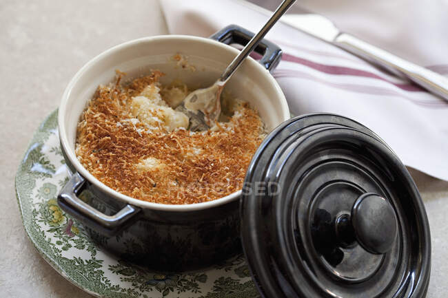 Macaroni and cheese in a Le Creuset dish — Stock Photo