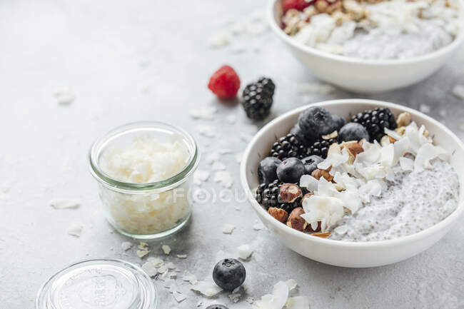 Chia-Pudding mit Kokosmilch, Beeren und Nüssen — Stockfoto