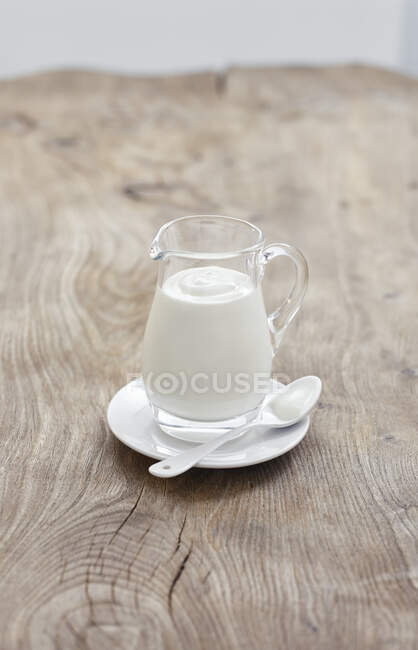Close-up de delicioso leitelho em jarro de vidro — Fotografia de Stock