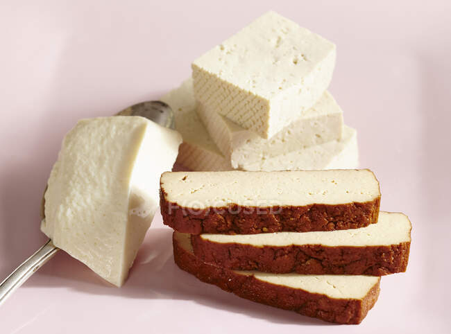 Varias variedades de tofu: tofu de seda, tofu natural y tofu ahumado - foto de stock