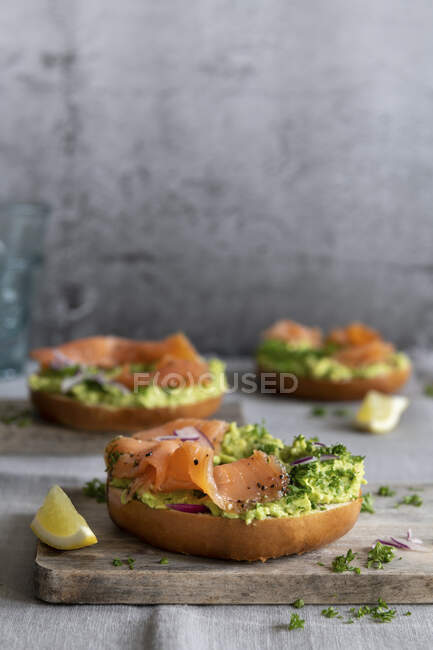 Salmon bagels with avocado cream — Fotografia de Stock