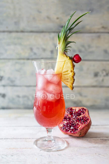 Sling Singapour en verre à cocktail garni d'ananas — Photo de stock