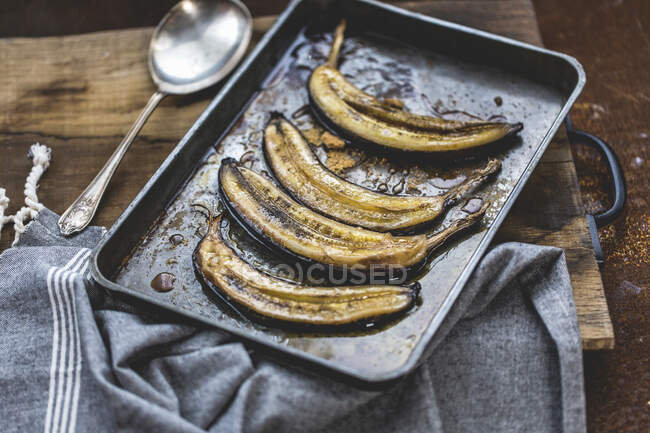 Жареные бананы с медом и ромом — стоковое фото