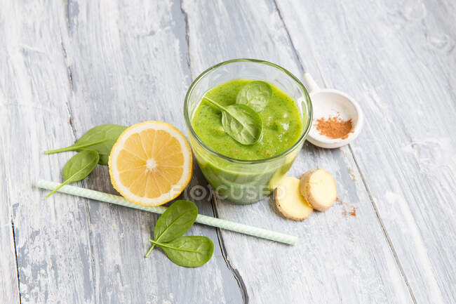 Un frullato verde con spinaci e zenzero — Foto stock