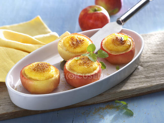 Fresh peaches with mint and cinnamon — Stock Photo