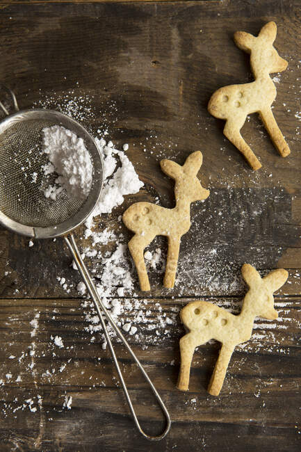 Christmas Deer shaped cookies with powder sugar — Photo de stock