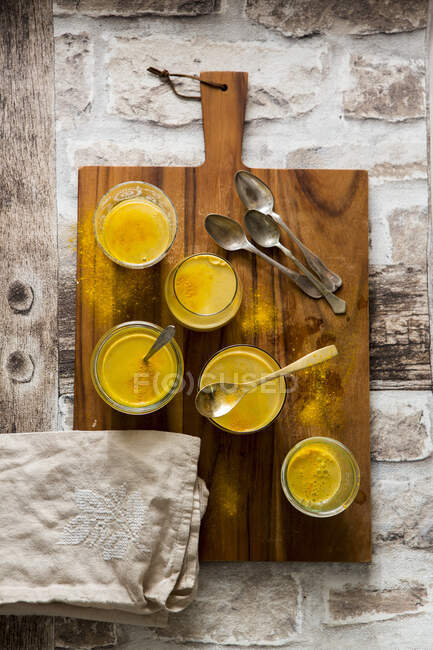 Detox juices on a wooden cutting board — Stock Photo