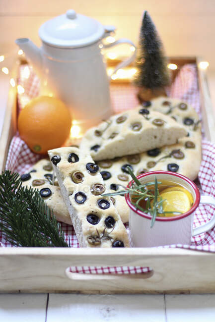 Focaccia mit Oliven (Weihnachten) — Stockfoto