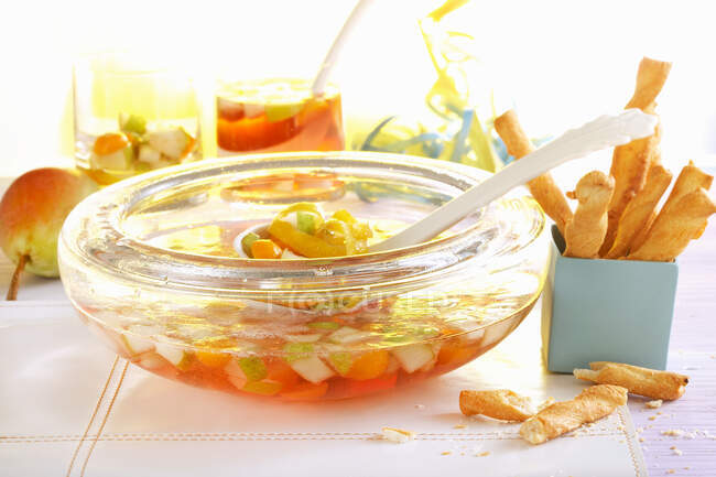 Pear punch with physalis served with savoury snacks — Stock Photo
