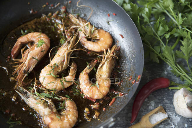 Prawns cooked in a pan with chilli and garlic — Photo de stock