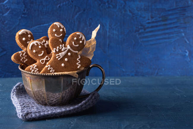 Gingerbread men in a cup — Stock Photo