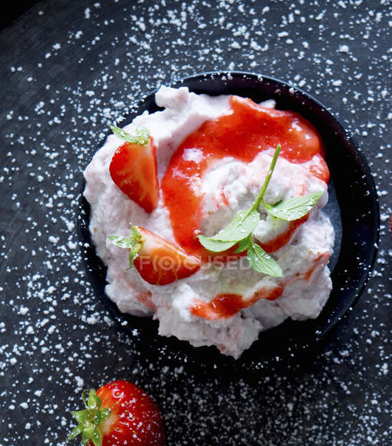 Strawberry yoghurt with mint — Stock Photo