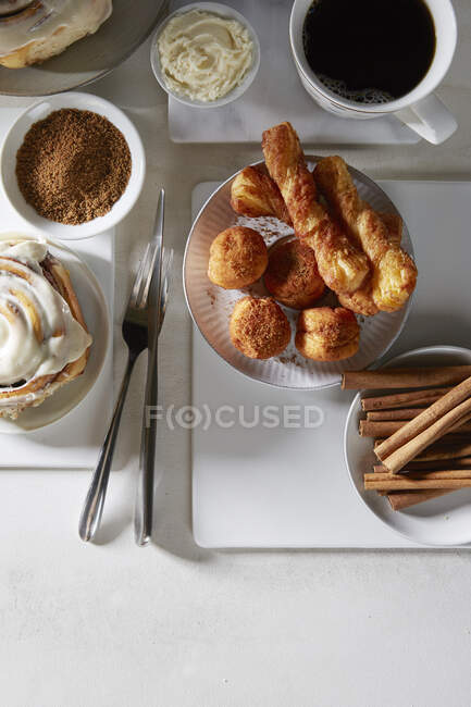 Rouleau de cannelle et pâtisseries au café — Photo de stock