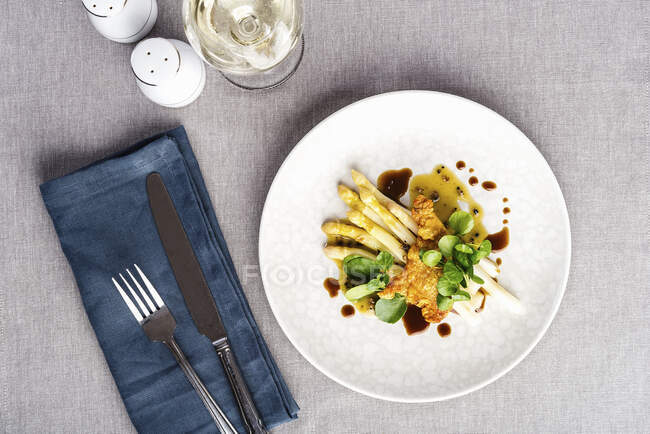 What asparagus with escalope and lamb's lettuce — Stock Photo