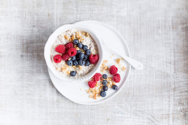 Porridge with quark and berries — Stock Photo