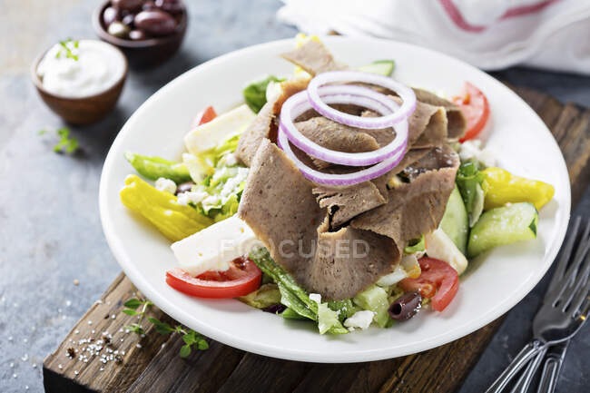 Salada Gyro com carne em fatias finas e legumes, saudável grego inspirou o almoço — Fotografia de Stock